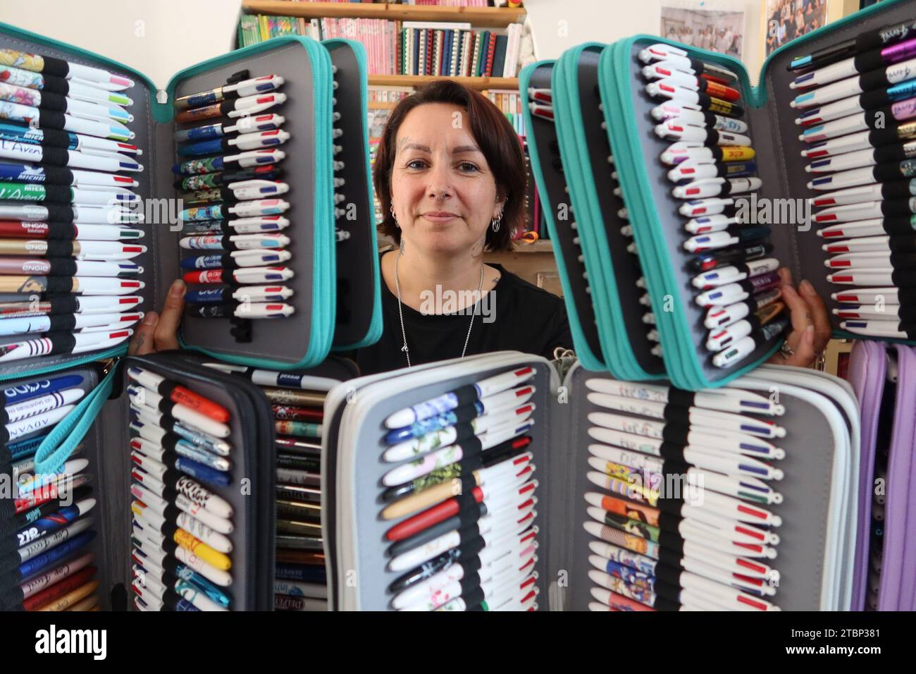 © PHOTOPQR/LE PARISIEN/Sébastien Roselé ; Meaux ; 27/07/2023 ; Céline Dubois, 38 ans, Collectionne depuis plusieurs années les Bic quatre couleurs. Elle en a aujourd'hui 1599 Exaztement. Elle a eu le privilège de visiter l'usine qui se trouve en seine-et-Marne, Département où elle-même réside. Meaux, Frankreich, 27. juli 2023. Céline Dubois, 38, sammelt seit einigen Jahren vierfarbige Bic. Heute (27. juli 2023) hat sie genau 1599 Stifte. Sie hatte das Privileg, die Fabrik in seine-et-Marne zu besuchen, der Abteilung, in der sie lebt Stockfoto