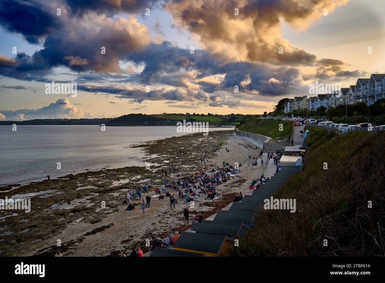 Strandparty bei Sonnenuntergang am Castle Beach, Falmouth Stockfoto