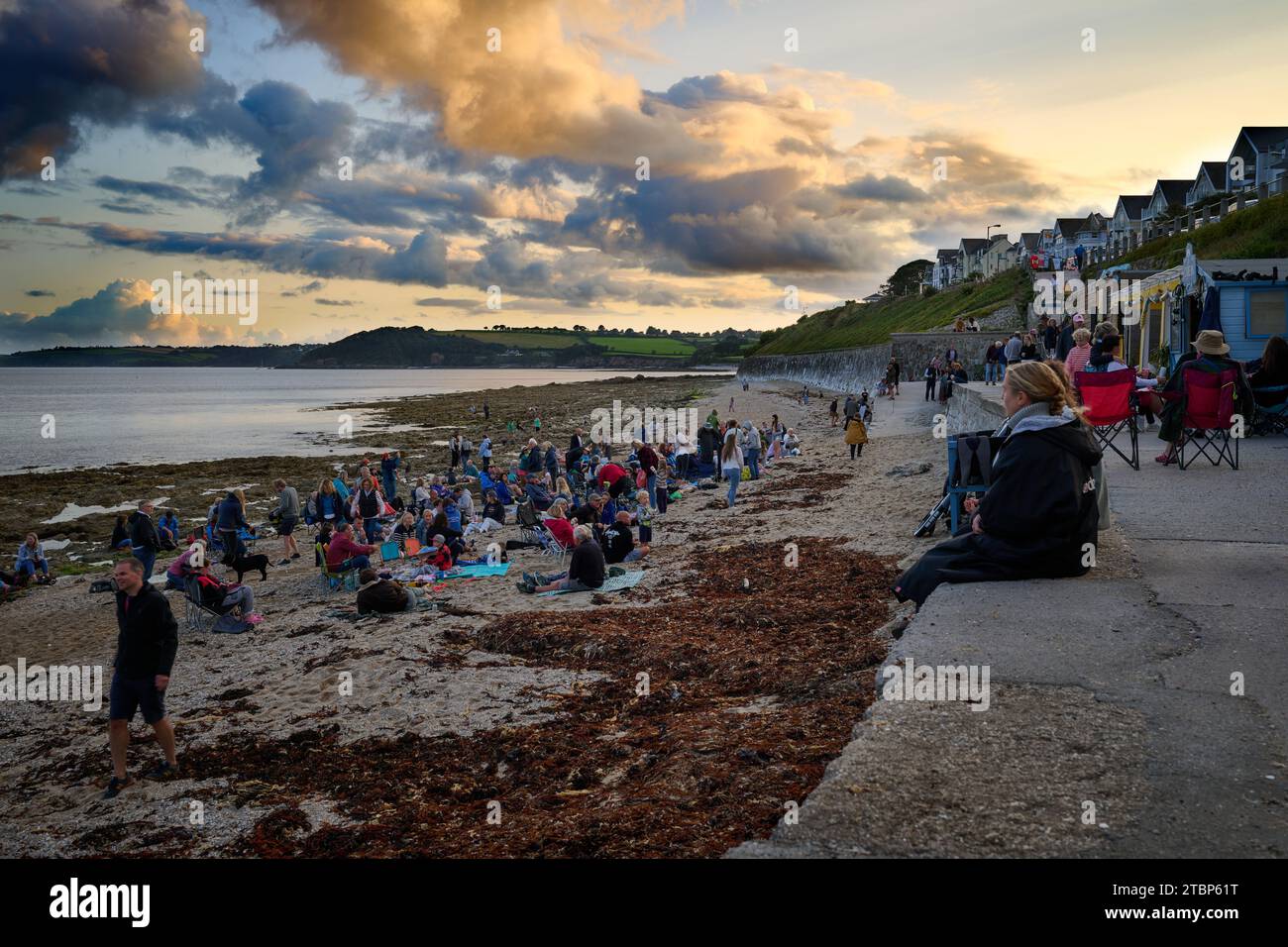Strandparty bei Sonnenuntergang am Castle Beach, Falmouth Stockfoto