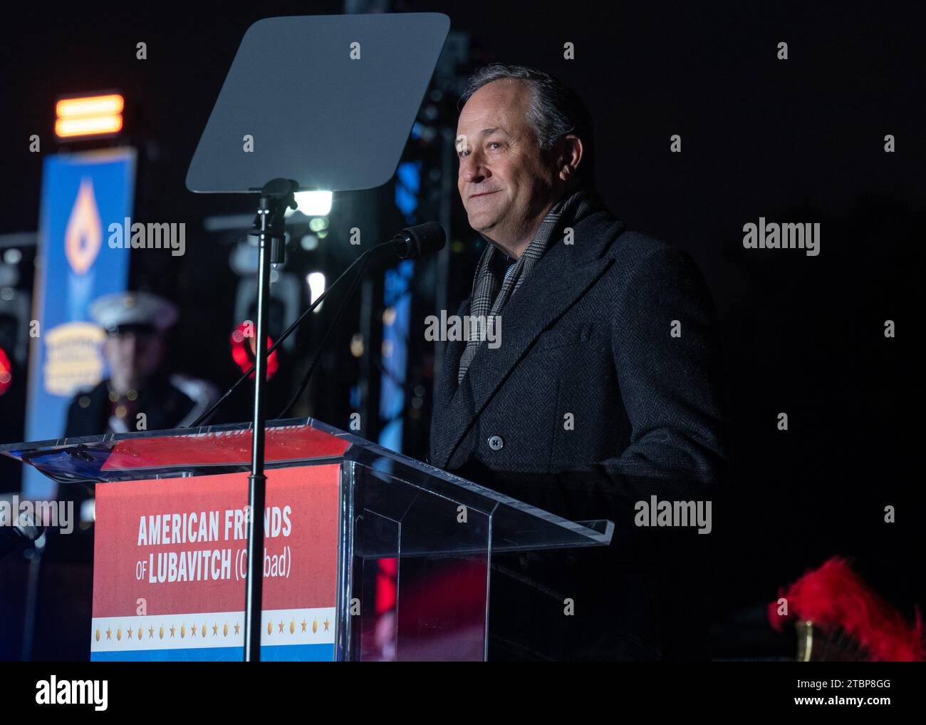 Der zweite Gentleman Doug Emhoff kommentiert am Donnerstag, den 7. Dezember 2023 in Washington, D.C. bei der Grand Lighting Ceremony of the National Menorah auf der Ellipse, die von den amerikanischen Freunden von Lubavitch (Chabad) gesponsert wurde Stockfoto