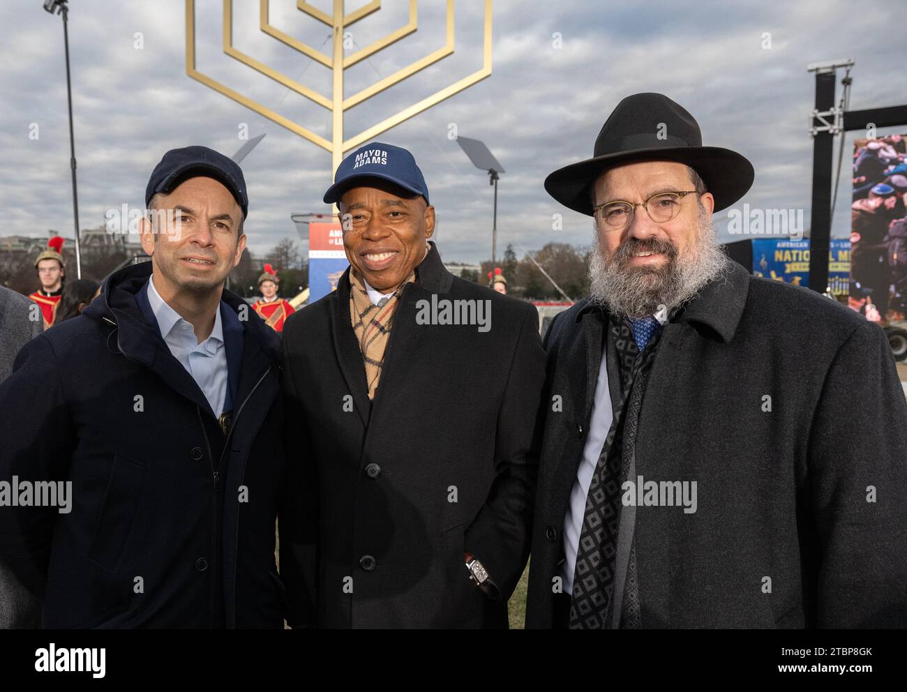 Bürgermeister Eric Adams (Demokrat von New York, New York), Mitte, nimmt am Donnerstag, 7. Dezember 2023 an der Grand Lighting Ceremony der National Menora Teil, gesponsert von den amerikanischen Freunden von Lubavitch (Chabad) auf der Ellipse in Washington, DC. Von links nach rechts: Sander Gerber, Vorsitzender und CEO von Hudson Bay Capital, Bürgermeister Adams, und Rabbi Levi Shemtov, Executive Vice President, American Friends of Lubavitch (Chabad).Credit: Ron Sachs/CNP /MediaPunch Stockfoto