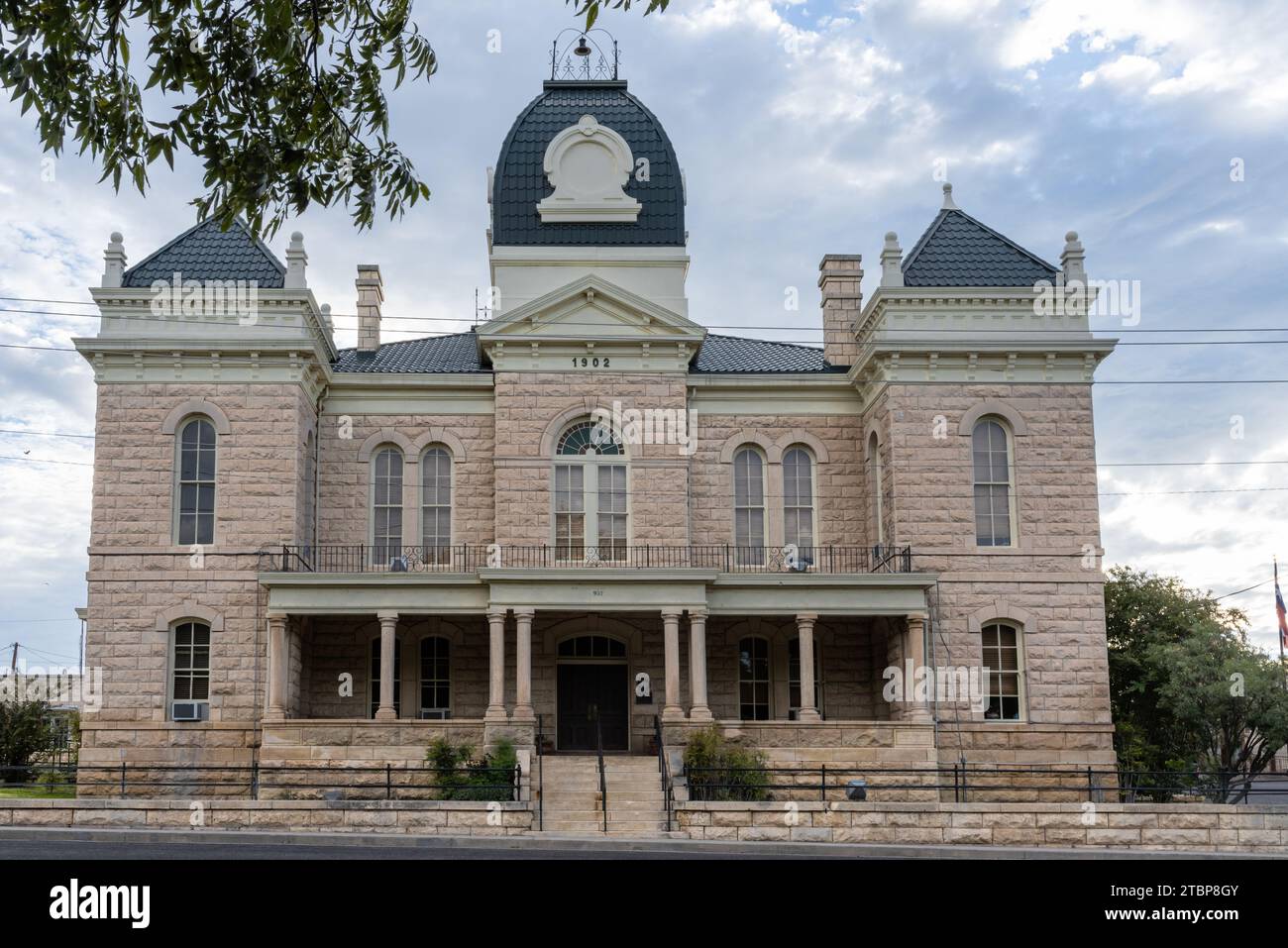 Das nach Davy Crockett benannte Crockett County Courthouse wurde 1902 in amerikanischer gotischer Architektur aus feinem Stein in Ozona, Texas, USA, erbaut. Stockfoto