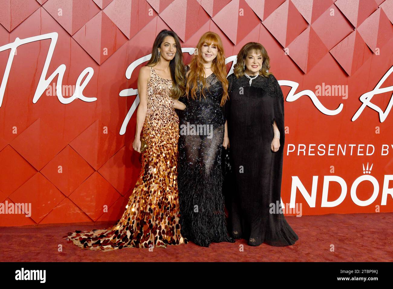 LONDON, ENGLAND – 4. DEZEMBER: Baria Alumuddin, Amal Clooney, Charlotte Tilbury nimmt an den Fashion Awards 2023 Teil, die von Pandora auf der Royal Albe verliehen wurden Stockfoto