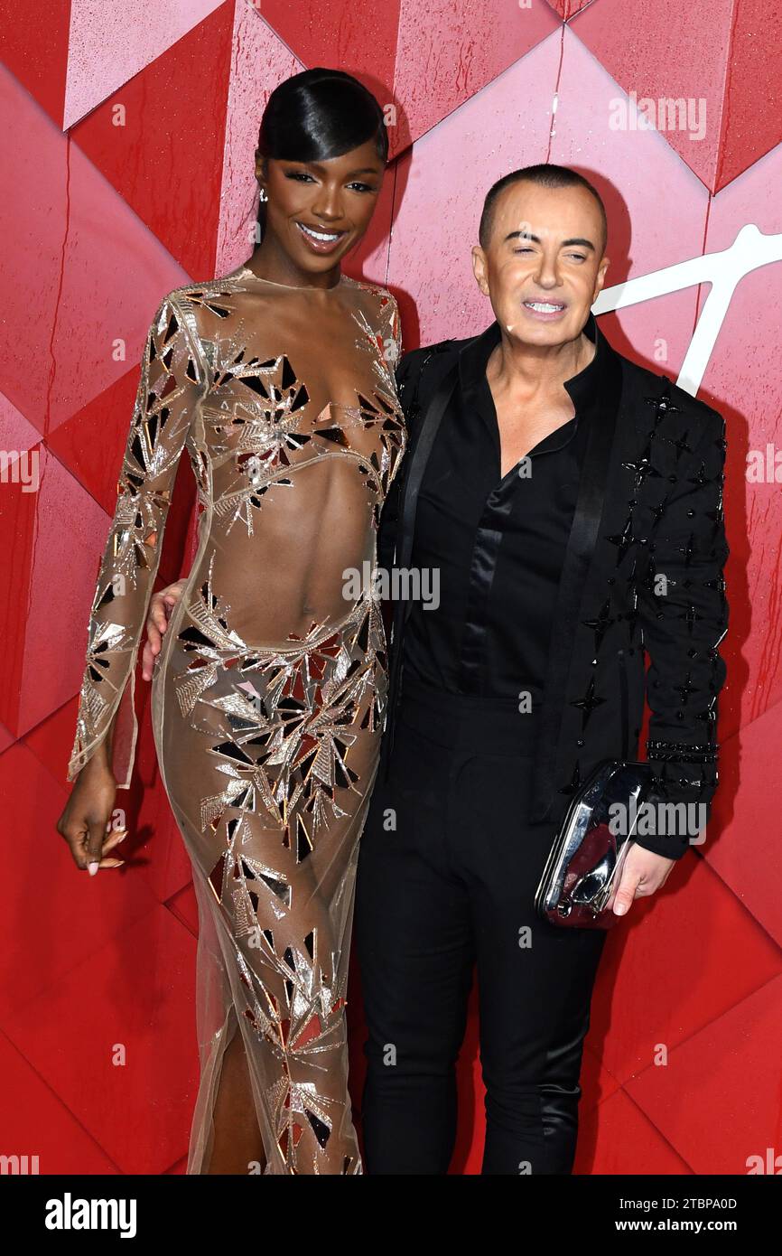 LONDON, ENGLAND – 4. DEZEMBER: Leomie Anderson, Julien Macdonald nimmt an den Fashion Awards 2023 Teil, die von Pandora in der Royal Albert Hall auf de verliehen wurden Stockfoto