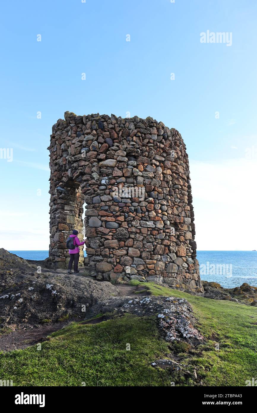 Lady’s Tower on the Fife Coastal Path, Ruby Bay, Elie, Fife, Schottland, UK Stockfoto