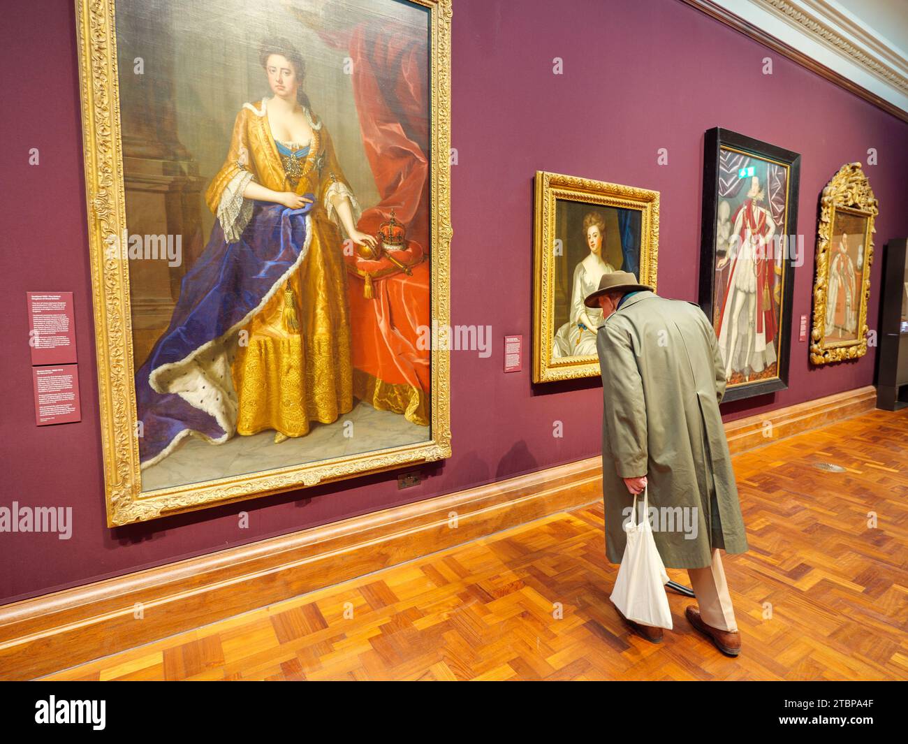 Museumsbesucher mit Blick auf die historischen Gemälde in der National Portrait Gallery, London, Großbritannien Stockfoto