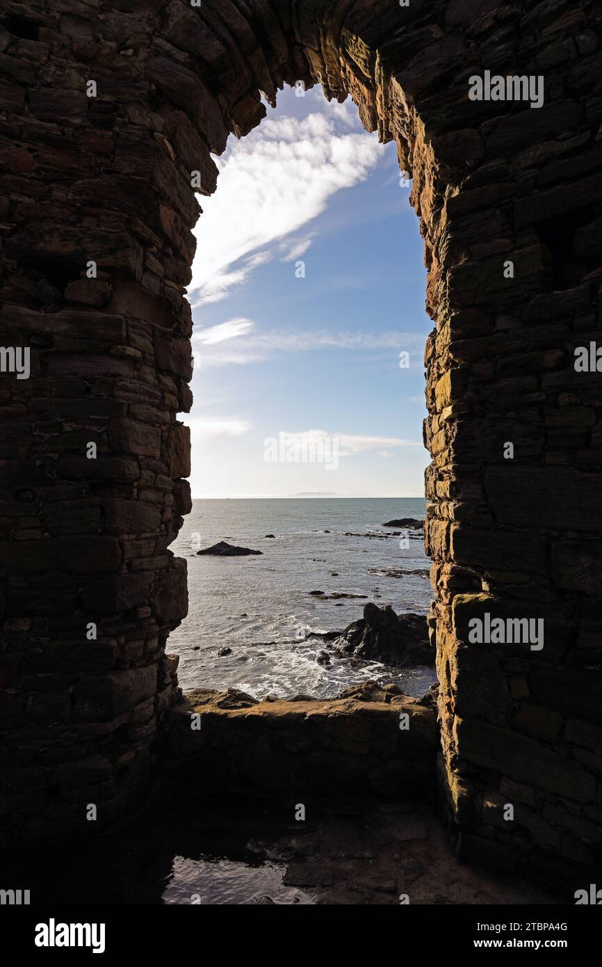 Fensterblick vom Lady’s Tower auf dem Fife Coastal Path, Ruby Bay, Elie, Fife, Schottland, UK Stockfoto