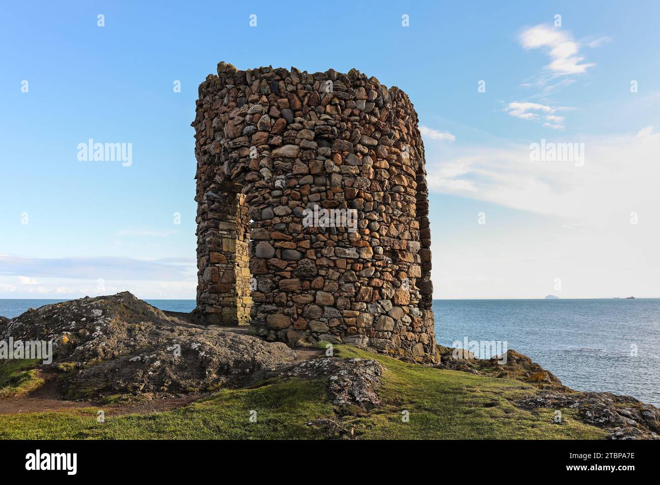 Lady’s Tower on the Fife Coastal Path, Ruby Bay, Elie, Fife, Schottland, UK Stockfoto