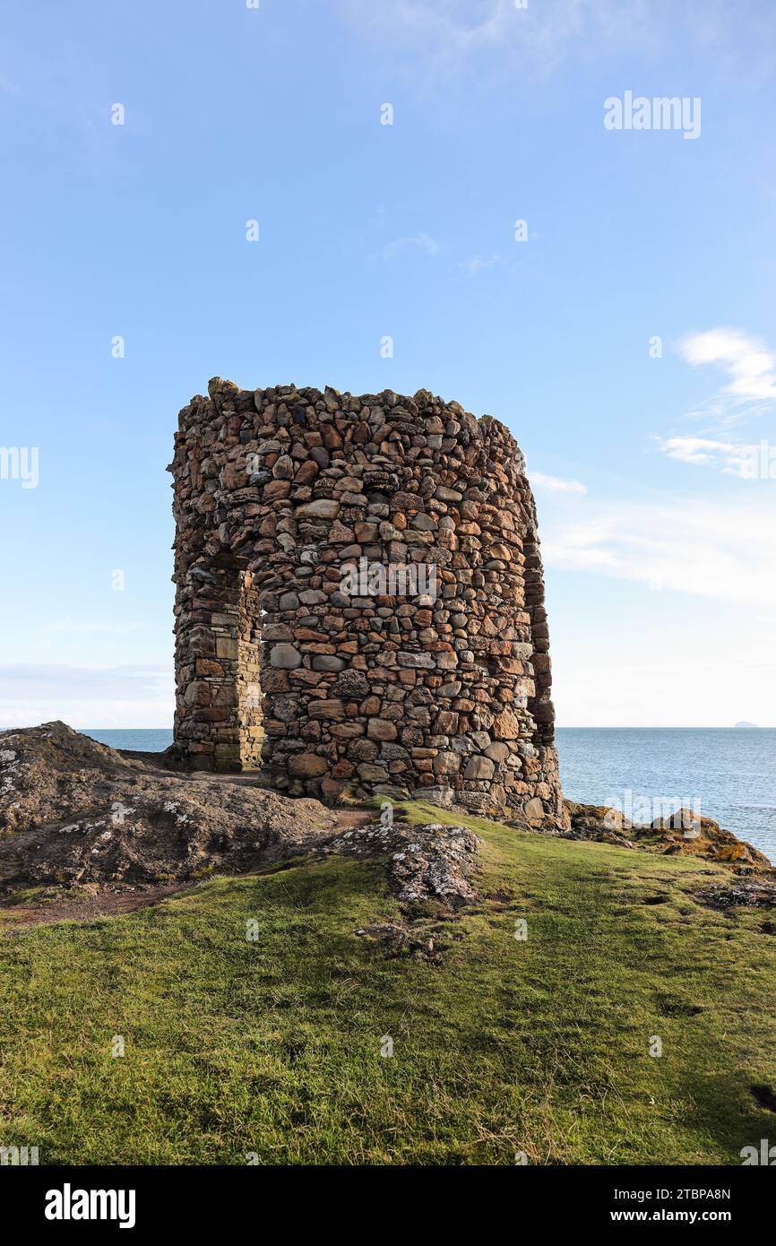 Lady’s Tower on the Fife Coastal Path, Ruby Bay, Elie, Fife, Schottland, UK Stockfoto