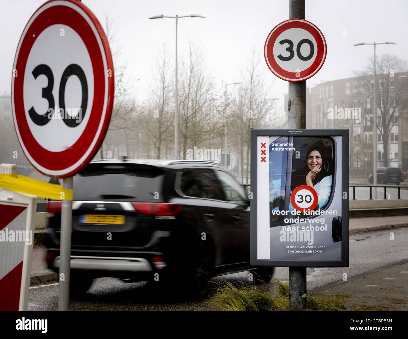 Speed limit 80 sign -Fotos und -Bildmaterial in hoher Auflösung – Alamy