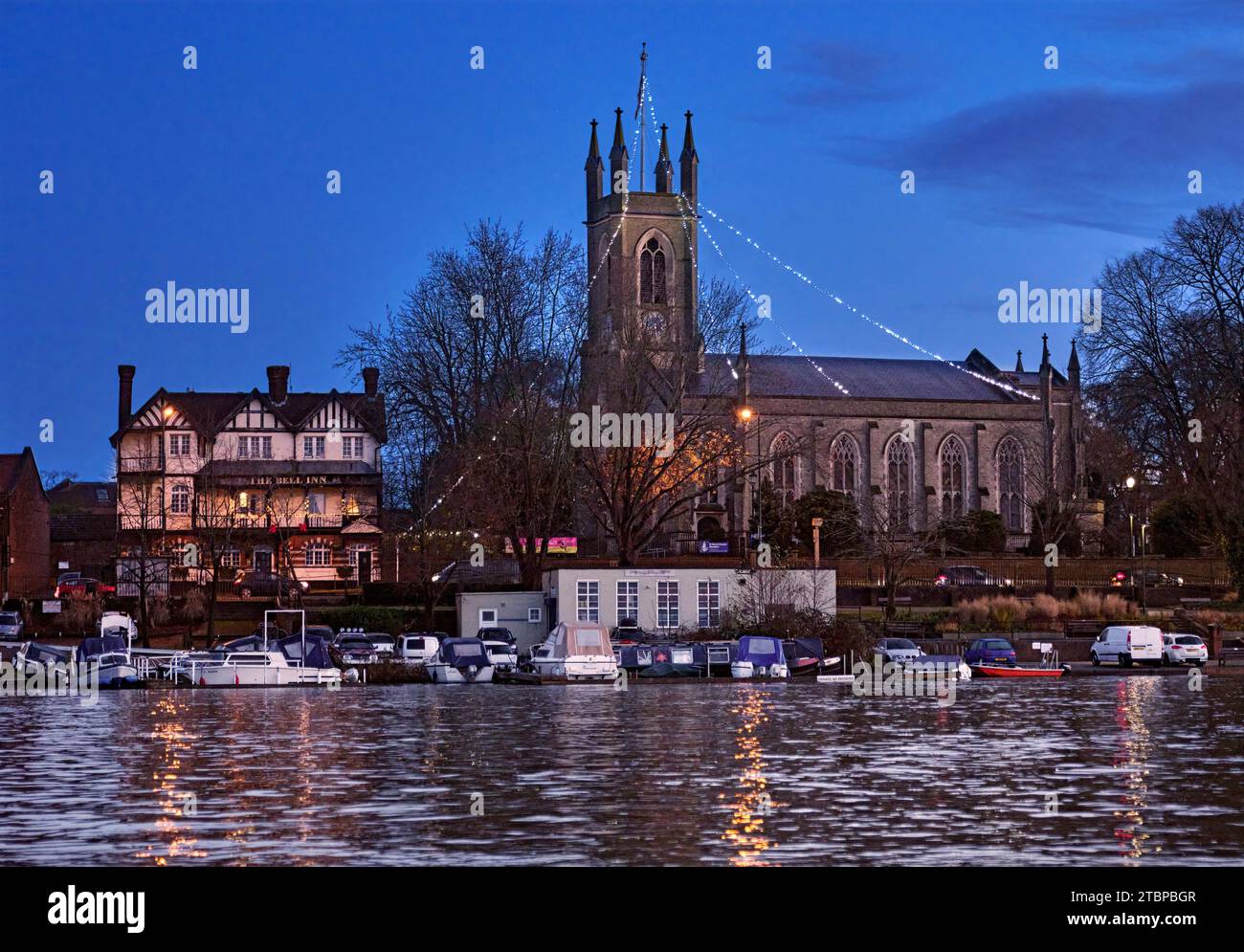 St. Mary's Church mit Weihnachtslichtern und dem Bell Inn mit Blick auf die Themse bei Sonnenaufgang. Hampton, Südwest-London, England. Stockfoto