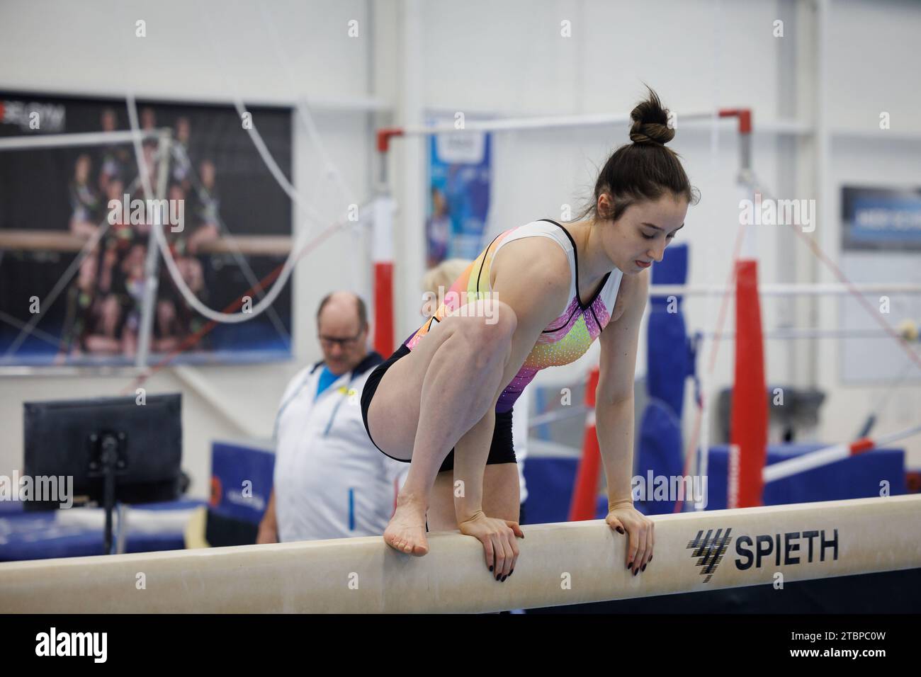 Gent, Belgien. Dezember 2023. Die belgische Turnerin Nina Derwael wurde am Freitag, den 08. Dezember 2023, in Gent während eines Trainings der belgischen Turner in Aktion dargestellt. Vor kurzem ernannte der Verband Koch zum neuen Trainer für die belgische Turnmannschaft. BELGA FOTO KURT DESPLENTER Credit: Belga Nachrichtenagentur/Alamy Live News Stockfoto