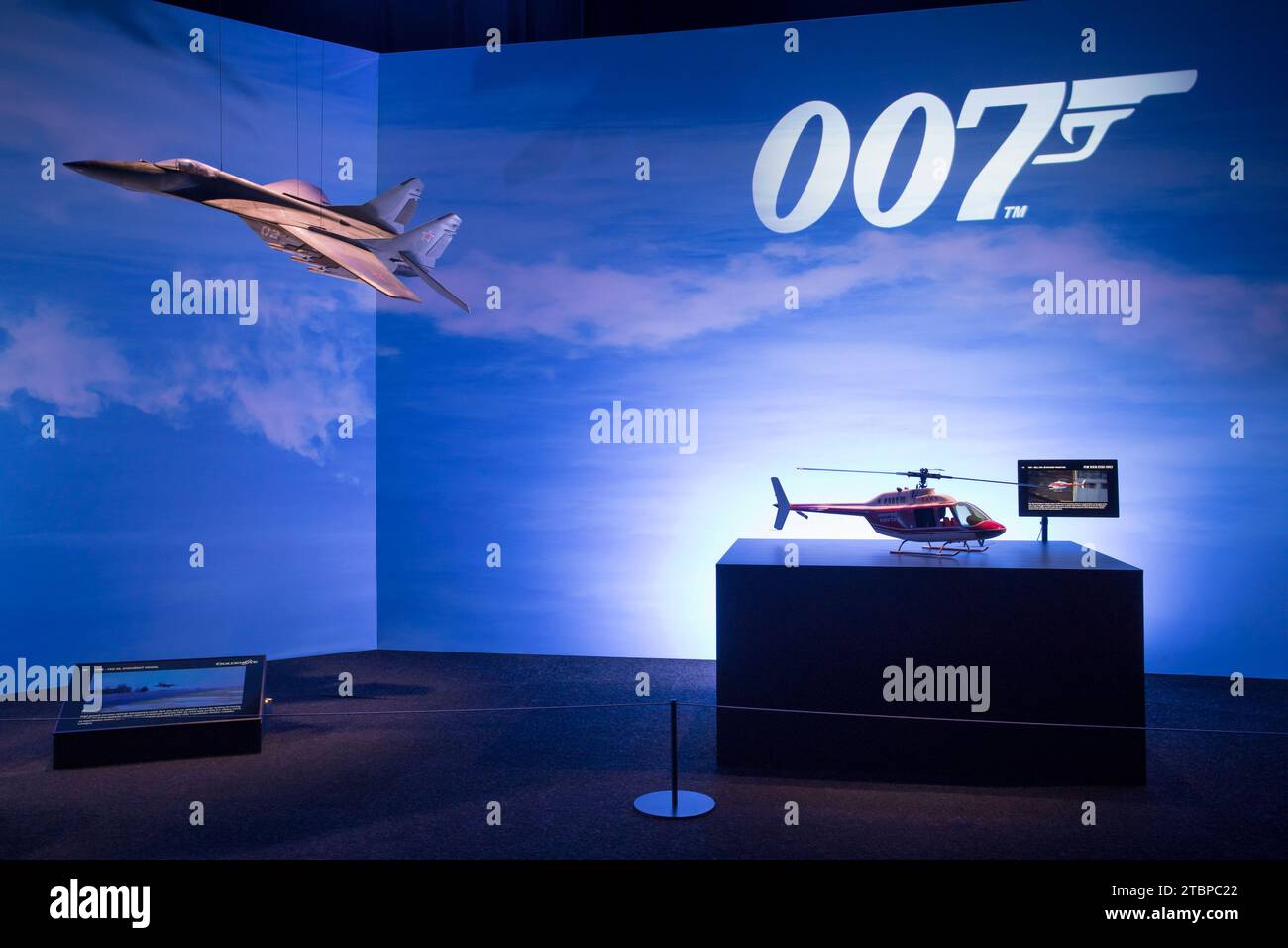 Prag, Tschechische Republik, 8. Dezember 2023. Pressetag bei der Ausstellung „Bond in Motion“ auf dem Messegelände in Prag, Tschechische Republik. Die Ausstellung umfasst sechs Jahrzehnte James Bond Filmgeschichte und umfasst über 75 Fahrzeuge. Die Ausstellung ist bis zum 31. März 2024 geöffnet. Im Bild: Bell 206 Jetranger Miniatur aus „for Your Eyes Only“ und MIG 29 Miniatur aus „Goldeneye“ © Piotr Zajac/Alamy Live News Stockfoto