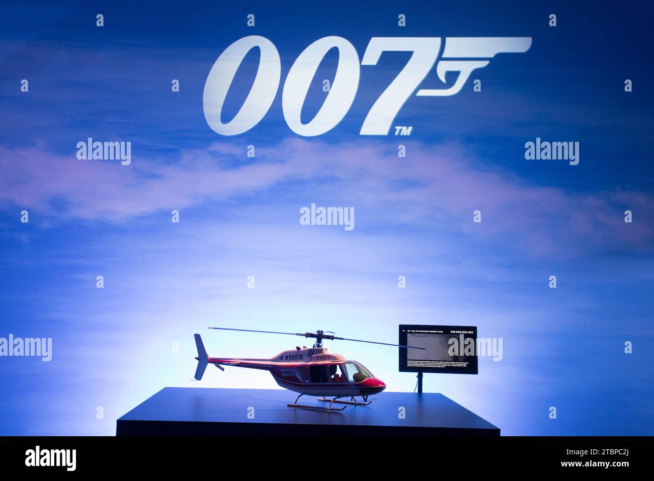 Prag, Tschechische Republik, 8. Dezember 2023. Pressetag bei der Ausstellung „Bond in Motion“ auf dem Messegelände in Prag, Tschechische Republik. Die Ausstellung umfasst sechs Jahrzehnte James Bond Filmgeschichte und umfasst über 75 Fahrzeuge. Die Ausstellung ist bis zum 31. März 2024 geöffnet. Im Bild: Bell 206 Jetranger Miniatur aus „for Your Eyes Only“ © Piotr Zajac/Alamy Live News Stockfoto