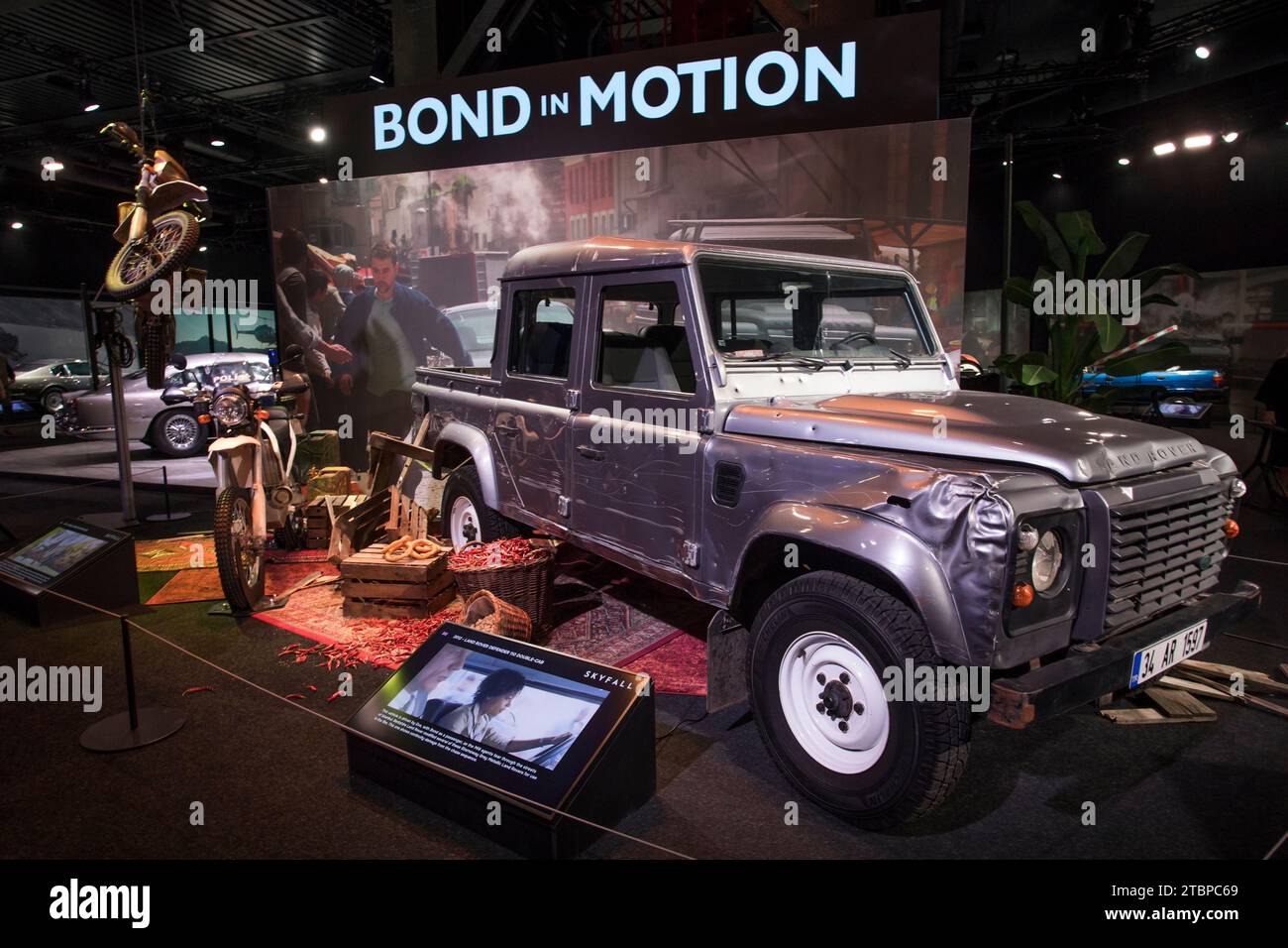 Prag, Tschechische Republik, 8. Dezember 2023. Pressetag bei der Ausstellung „Bond in Motion“ auf dem Messegelände in Prag, Tschechische Republik. Die Ausstellung umfasst sechs Jahrzehnte James Bond Filmgeschichte und umfasst über 75 Fahrzeuge. Die Ausstellung ist bis zum 31. März 2024 geöffnet. Im Bild: Land Rover Defender 110 Doppelkabine von „Skyfall“ © Piotr Zajac/Alamy Live News Stockfoto