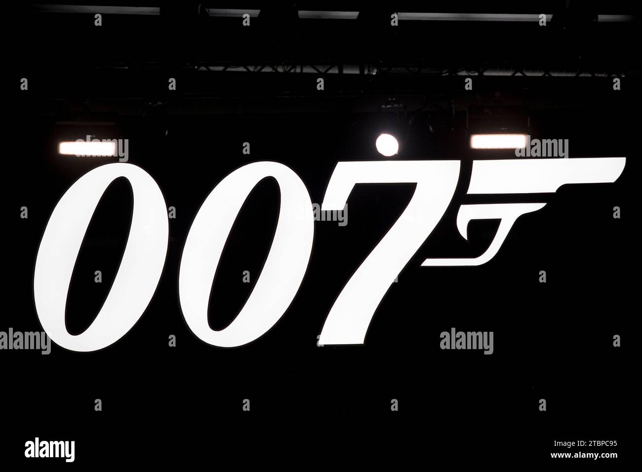 Prag, Tschechische Republik, 8. Dezember 2023. Pressetag bei der Ausstellung „Bond in Motion“ auf dem Messegelände in Prag, Tschechische Republik. Die Ausstellung umfasst sechs Jahrzehnte James Bond Filmgeschichte und umfasst über 75 Fahrzeuge. Die Ausstellung ist bis zum 31. März 2024 geöffnet. Abgebildet: 007 Logo © Piotr Zajac/Alamy Live News Stockfoto