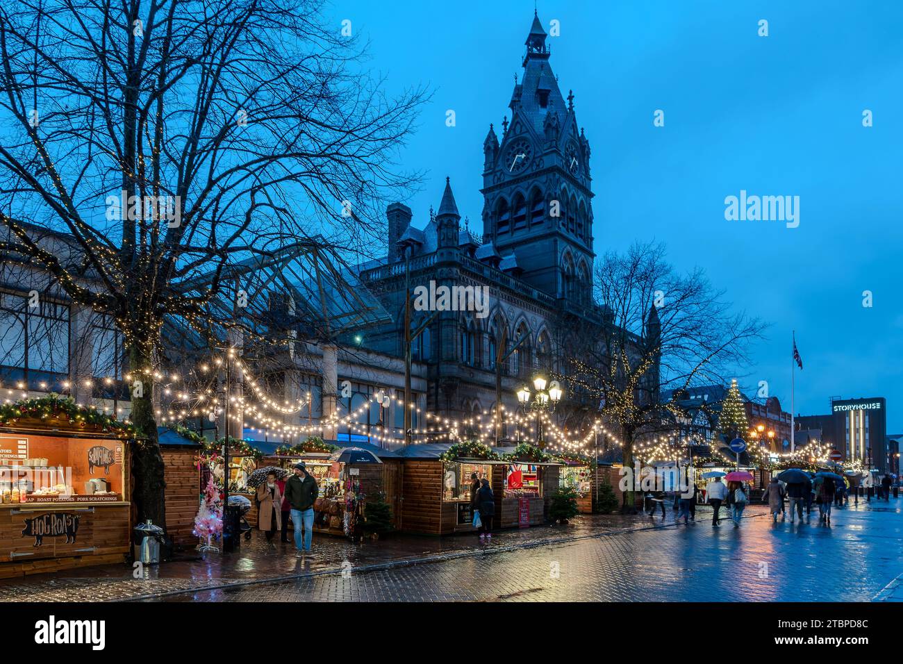 Der Weihnachtsmarkt vor dem Rathaus von Chester sieht im Regen eher trostlos aus. Stockfoto