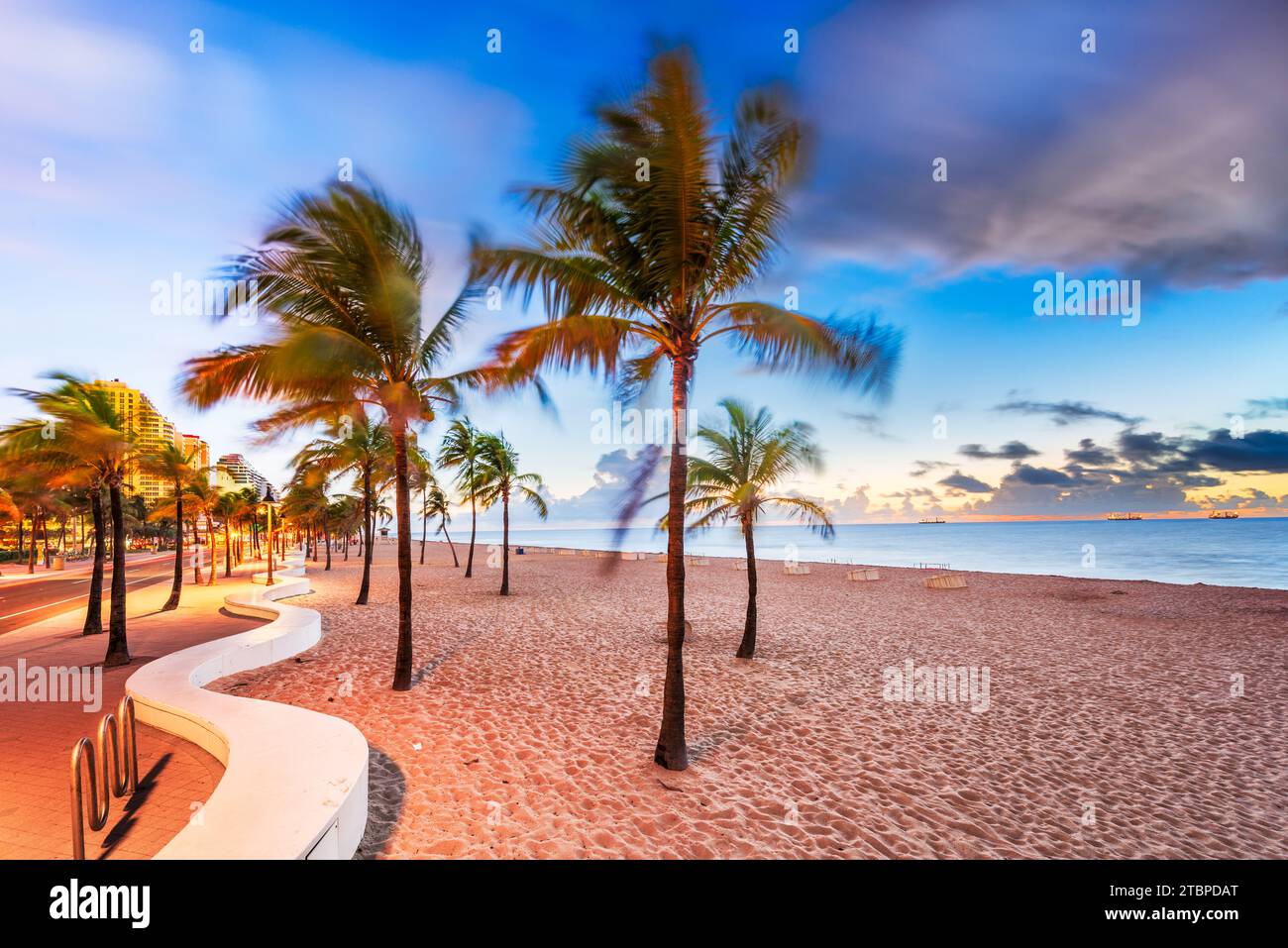 Strand von Fort Lauderdale, Florida, USA in der Morgendämmerung. Stockfoto