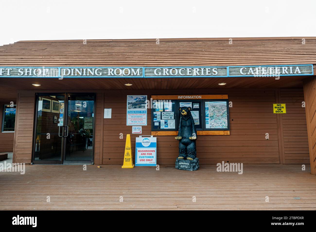 Überquert Hotelgeschäft, Speisesaal, Lebensmittelgeschäft, Cafeteria am Saskatchewan River Crossing. Gelegen am Icefields Parkway im Banff National Park Stockfoto