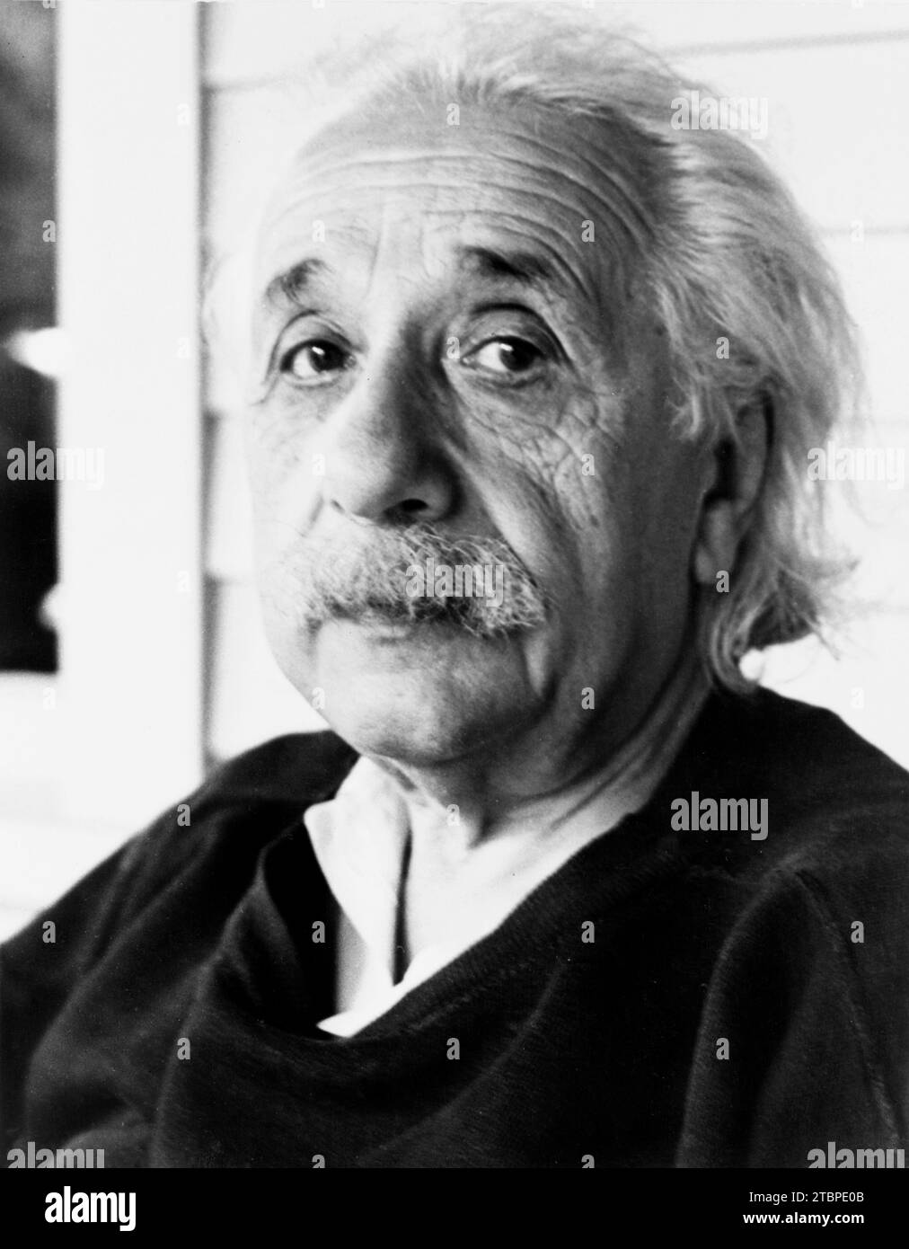 Albert Einstein, Kopf-und-Schultern-Porträt, nach links gerichtet. C. 1945. Stockfoto