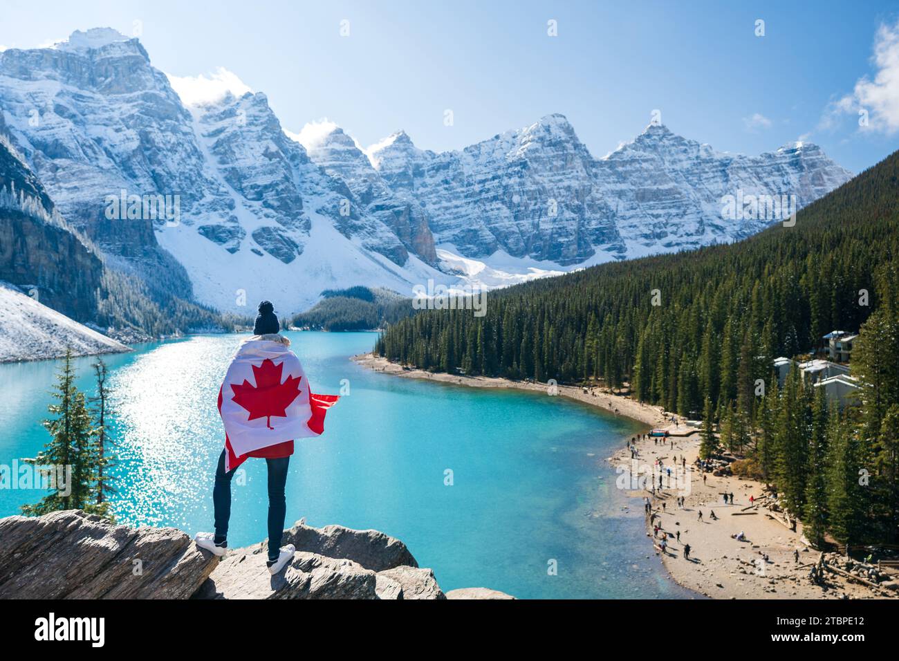 Touristen mit kanadischer Flagge und schöner Landschaft des Moraine Sees. Banff National Park. Kanadische Rockies. Alberta, Kanada. Stockfoto