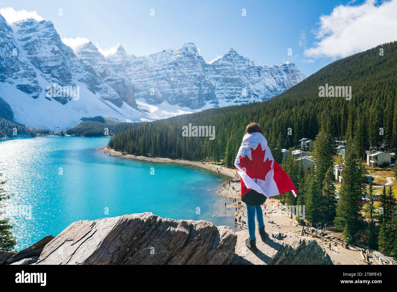 Touristen mit kanadischer Flagge und schöner Landschaft des Moraine Sees. Banff National Park. Kanadische Rockies. Alberta, Kanada. Stockfoto