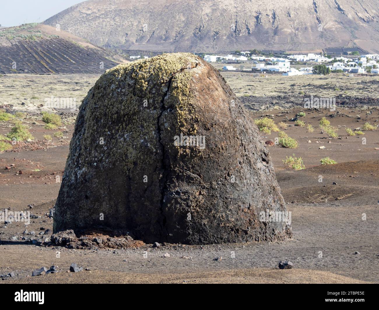 Eine Vulkanbombe unterhalb der Caldera Colorada, einem Vulkankegel auf Lanzarote, Kanarischen Inseln. Stockfoto