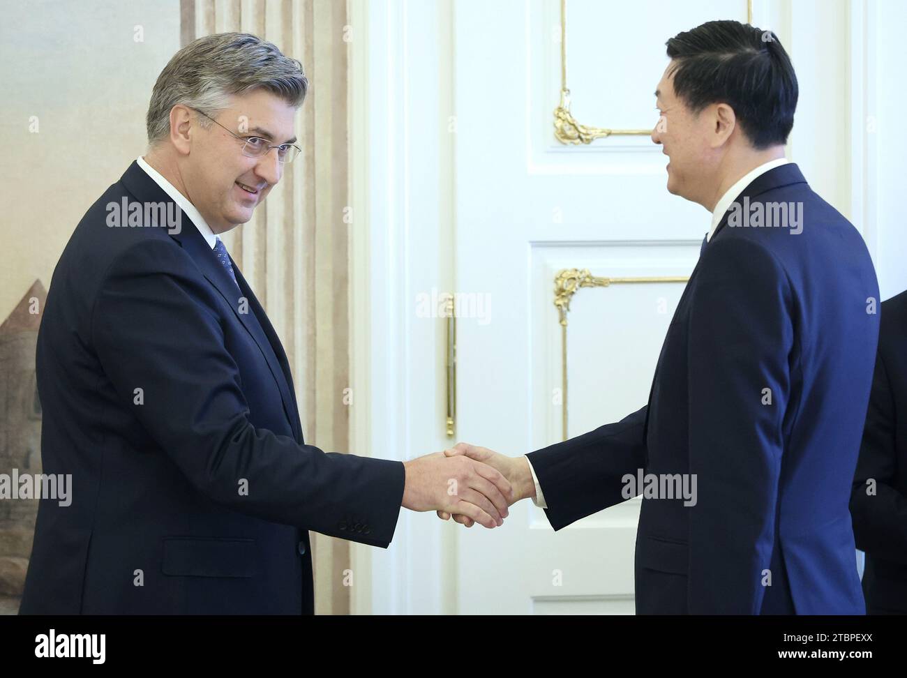 Zagreb, Kroatien. Dezember 2023. Der kroatische Premierminister Andrej Plenkovic trifft sich am 8. Dezember 2023 in Zagreb mit dem Präsidenten des chinesischen Olympischen Komitees (COC) Gao Zhidan. Foto. Sanjin Strukic/PIXSELL Credit: Pixsell/Alamy Live News Stockfoto