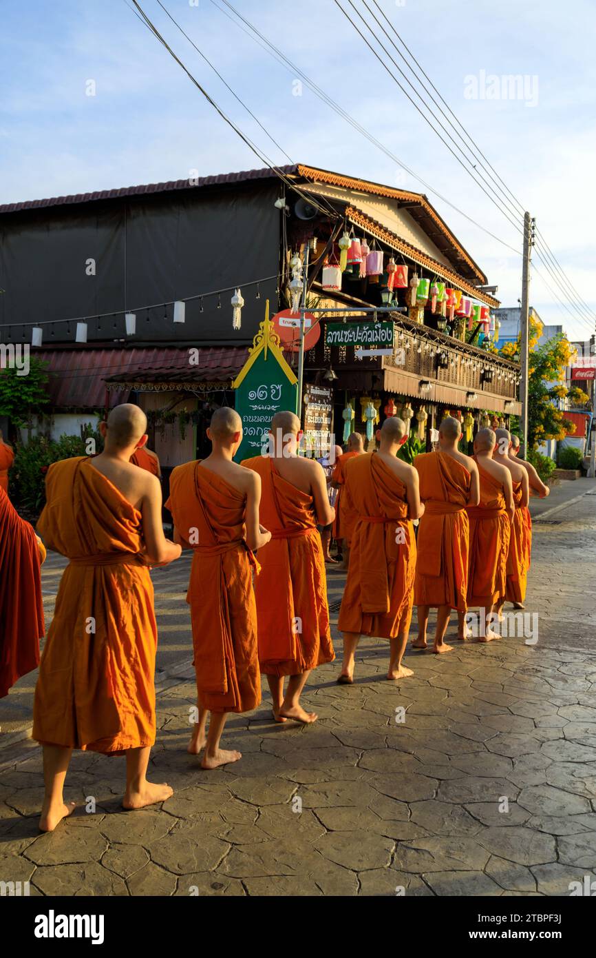 Lampang, Thailand - 2. Dezember 2023: Thai Theravada buddhistische Mönche gehen für Morgenalmen in Nakhon Lampang, Thailand. Stockfoto