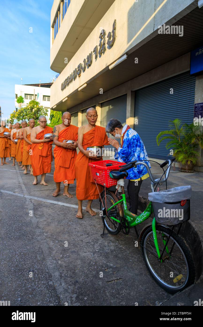 Lampang, Thailand - 2. Dezember 2023: Thai Theravada buddhistische Mönche gehen für Morgenalmen in Nakhon Lampang, Thailand. Stockfoto