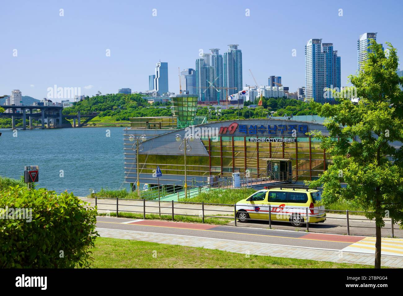 Eingebettet in die ruhige Umgebung des Ttukseom Hangang Park in Seoul, steht das 911 Rescue Center Dock als Symbol für Sicherheit und Wachsamkeit. Overlooki Stockfoto