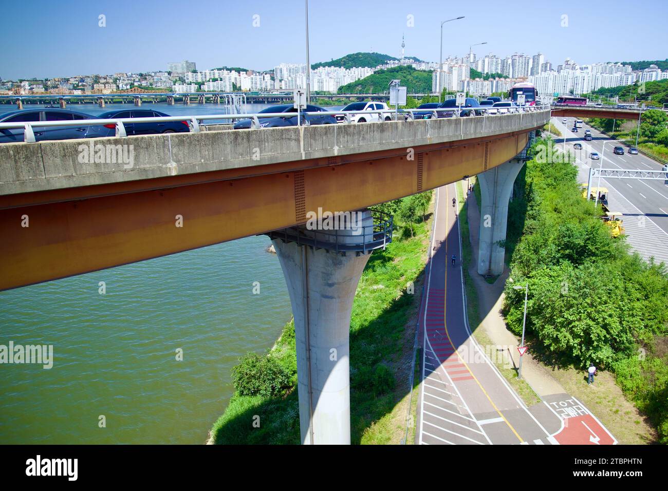 Der Ttukseom Hangang Park in Seoul bietet mit seinen kilometerlangen, schön gepflegten Rad- und Wanderwegen einen erfrischenden urbanen Rückzugsort. Daneben gesäumt Stockfoto