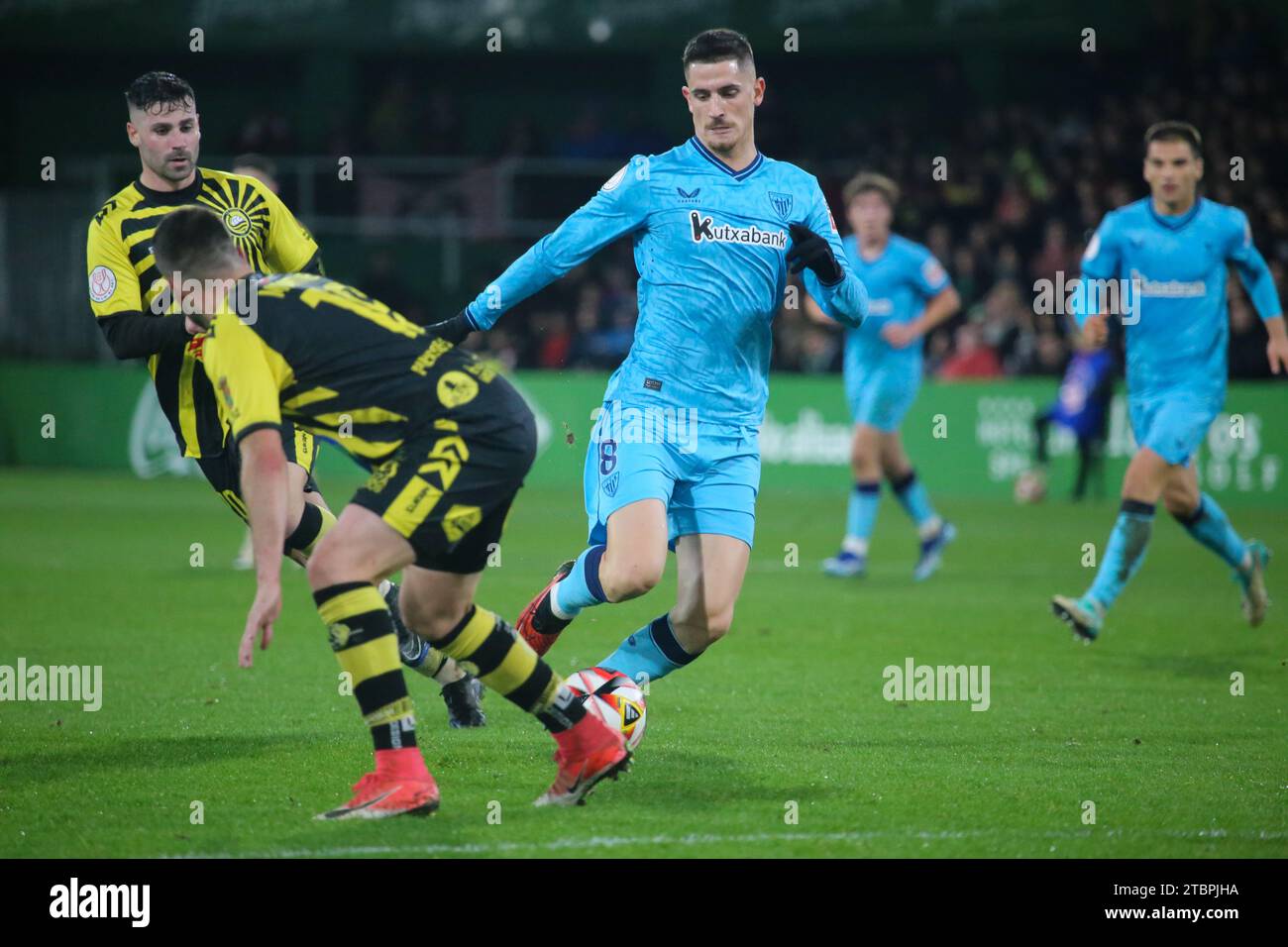 Santander, Kantabrien, Spanien. Dezember 2023. Santander, Spanien, 07. Dezember 2023: Athletic Club-Spieler Oihan Sancet (8) mit dem Ball während der zweiten Runde des SM El Rey Cup 2023-24 zwischen CD Cayon und Athletic Club am 07. Dezember 2023 auf den El Sardinero Sports Fields in Santander, Spanien. (Kreditbild: © Alberto Brevers/Pacific Press via ZUMA Press Wire) NUR REDAKTIONELLE VERWENDUNG! Nicht für kommerzielle ZWECKE! Stockfoto