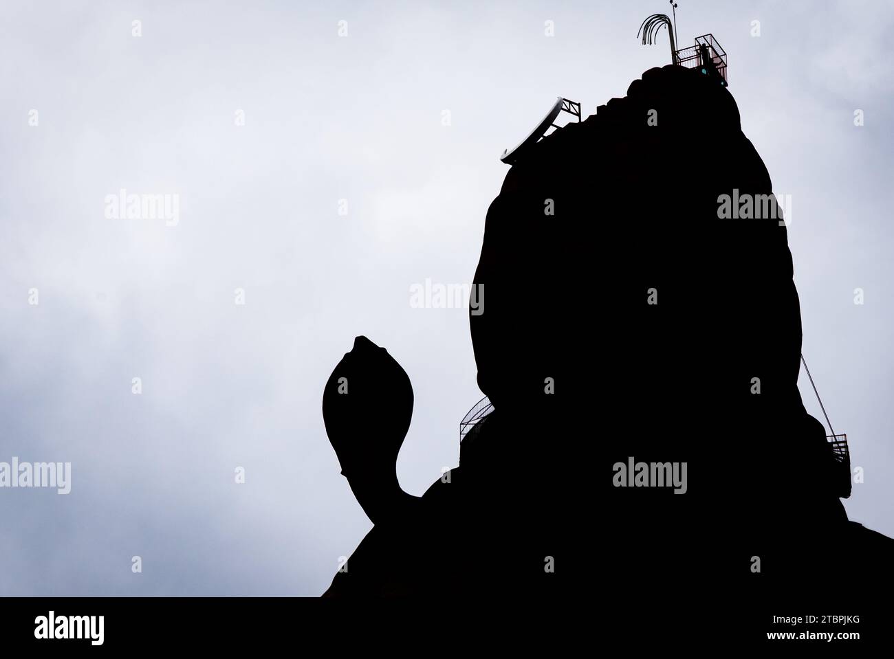 Hintergrundbeleuchtete isolierte Aufnahme des hinduistischen Gottes shiva mit weißem Hintergrund Stockfoto