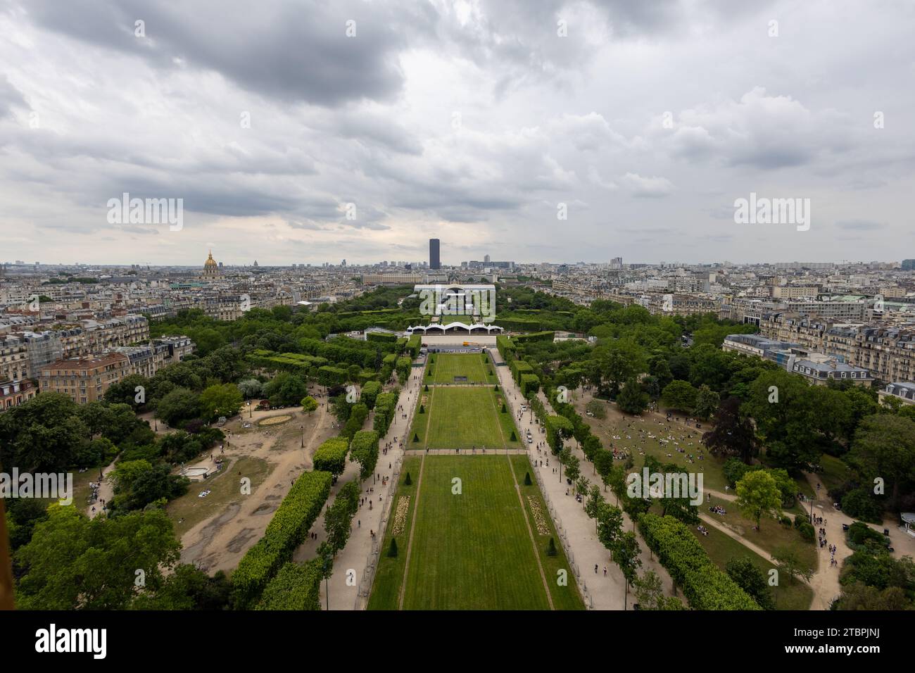 Ein Blick aus der Vogelperspektive auf die Skyline von Paris, mit typischer Architektur und berühmten Wahrzeichen Stockfoto