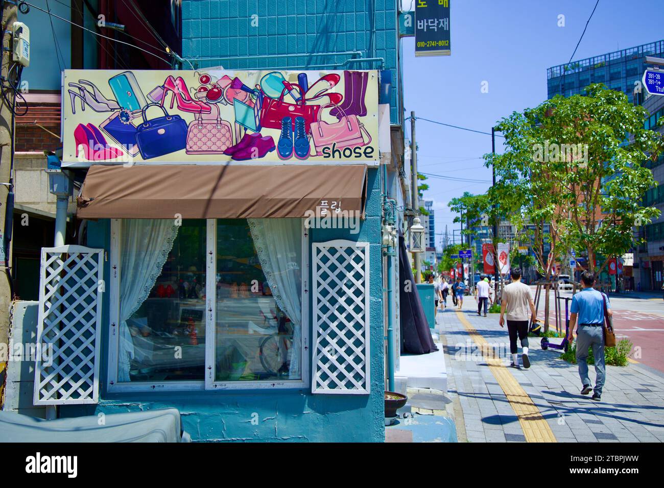 Eingebettet im Herzen von Seongsu, das oft als „Seoul's Factory District“ bezeichnet wird, steht ein Schuhgeschäft, das die Gegend verkörpert Stockfoto