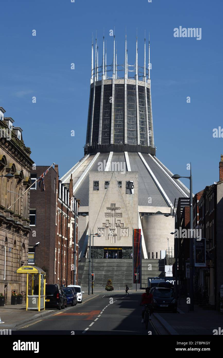 Blick auf die Liverpool Metropolitan Cathedral (1962-67) oder die Katholische Kathedrale von Frederick Gibberd von der Hope Street Liverpool England UK Stockfoto