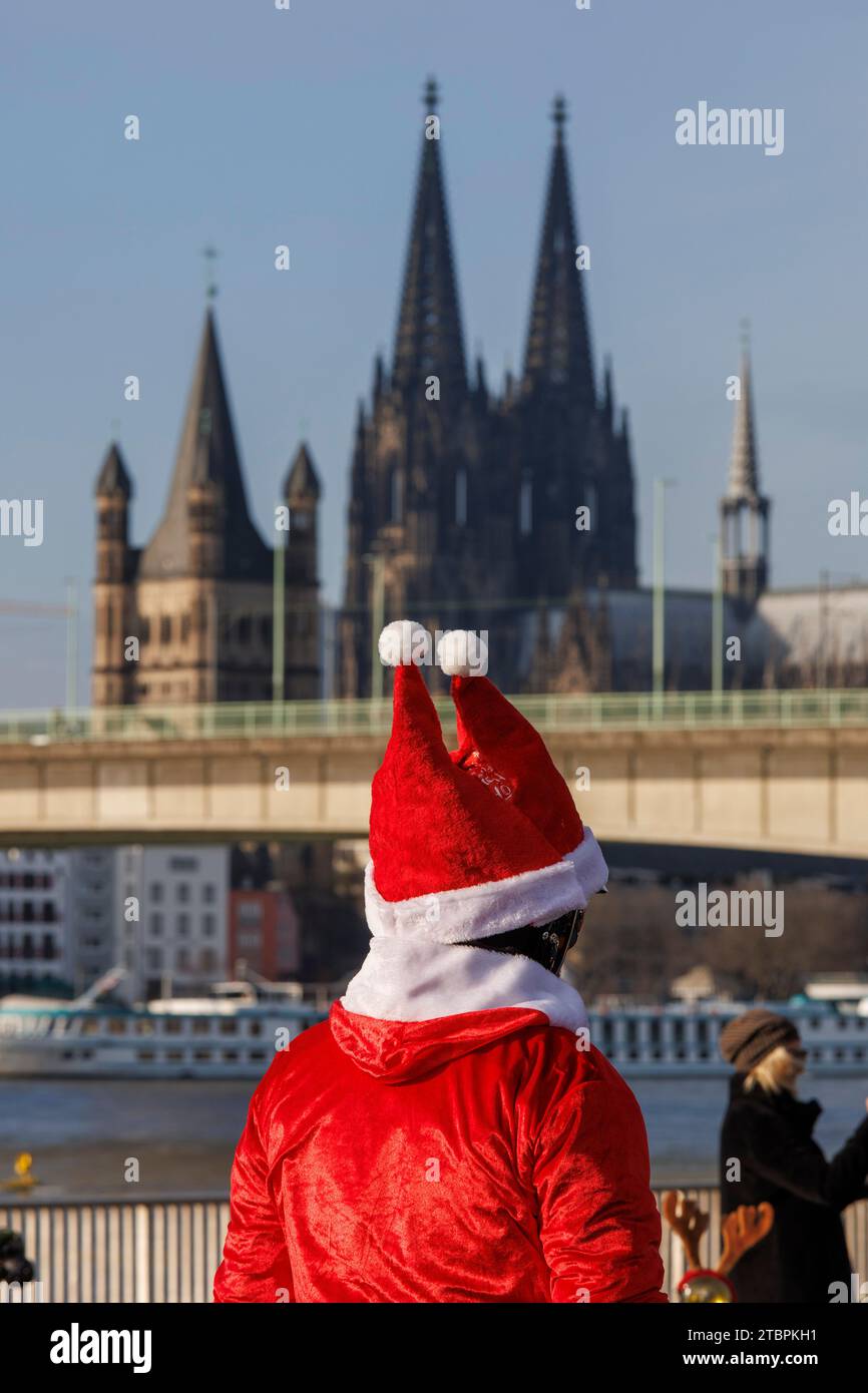 Mitglieder des Vespa-Rollervereins RheinSchalter Köln, als Santas gekleidet, treffen sich auf der Deutzer Werft vor einer Fahrt durch die Stadt Köln. Die Stockfoto