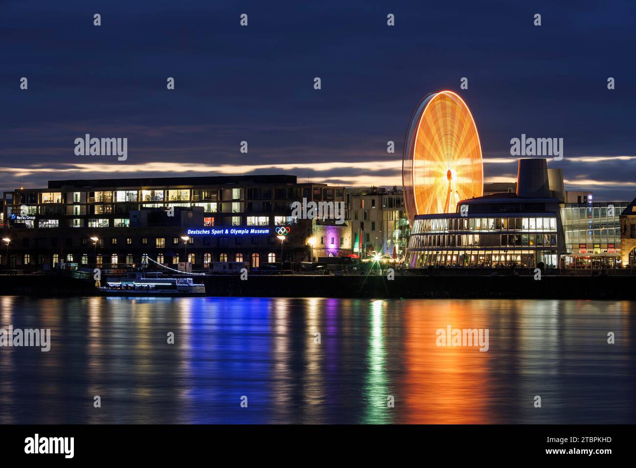 Blick über den Rhein bis zum Riesenrad im Schokoladenmuseum im Rheinauer Hafen in Köln. Blick ueber den Rhein zum Riesenrad am Schoko Stockfoto