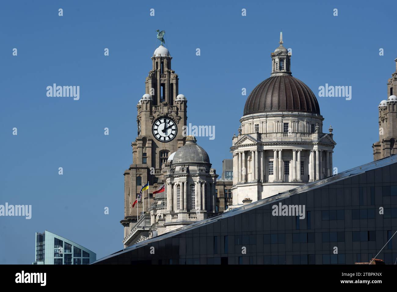 Die Three Graces Liverpool einschließlich der Kuppel des Hafengebäudes von Liverpool & der Uhrturm des Royal Liver Building (1908–11) Pier Head Liverpool Stockfoto