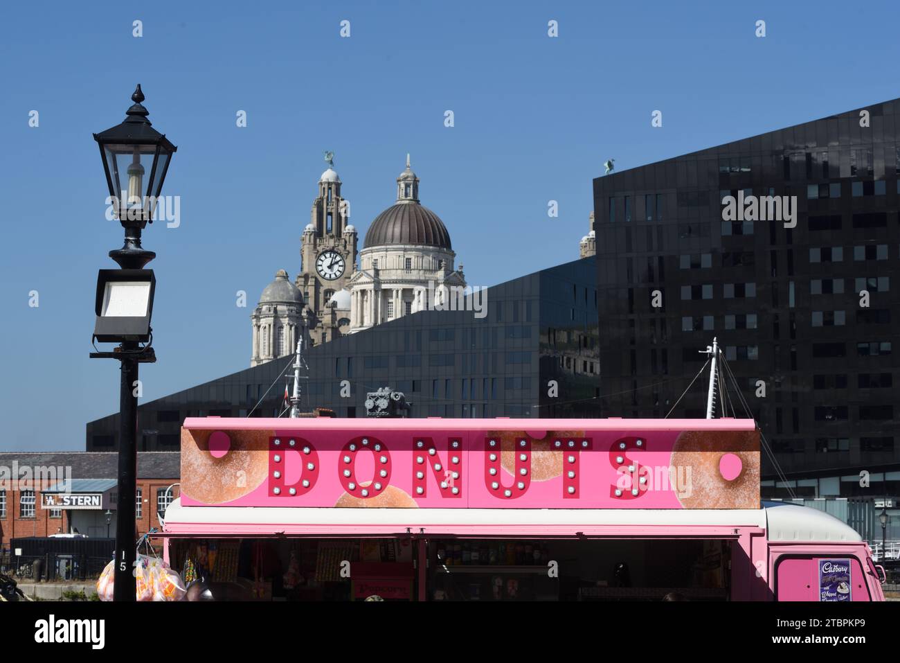 Donut Seller, Donuts oder Doughnuts Street Food Truck im umgebauten Pink Citroen Van an der Waterfront oder Pier Head Liverpool England UK Stockfoto