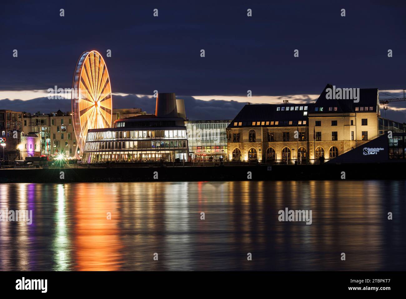 Blick über den Rhein bis zum Riesenrad im Schokoladenmuseum im Rheinauer Hafen in Köln. Blick ueber den Rhein zum Riesenrad am Schoko Stockfoto