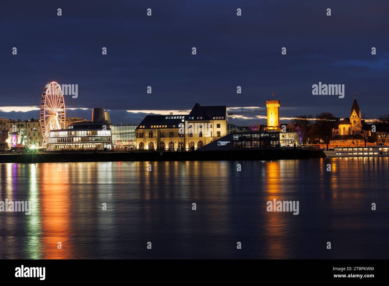 Blick über den Rhein bis zum Riesenrad im Schokoladenmuseum im Rheinauer Hafen, Malakoff Tower, Köln, Deutschland. Blick ueber den Rhein zum Rie Stockfoto