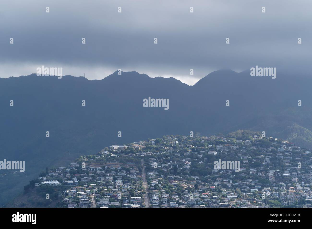 Blick aus der Vogelperspektive auf ein malerisches kleines Bergdorf, eingebettet in die Ausläufer der umliegenden zerklüfteten Bergwelt Stockfoto