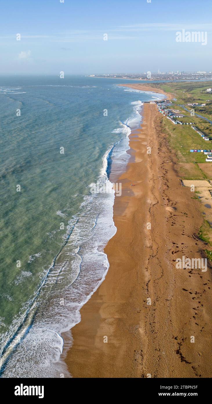 Sandstrand bei Beachlands, Hayling Island (Luftbild), Blick nach Westen in Richtung Portsmouth Stockfoto
