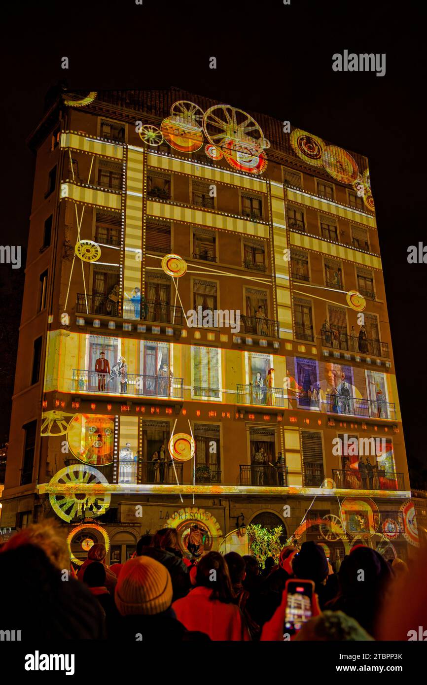 LYON, FRANKREICH, 7. Dezember 2023 : eine Installation auf Fresque des Lyonnais während des Lichterfestes erinnert an große Charaktere der Stadt. Lyon heri Stockfoto