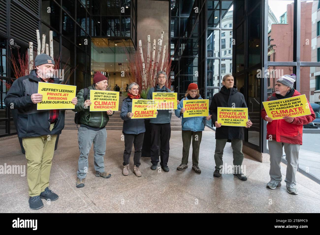 Dezember 2023. Boston, MA. Die Demonstranten treffen sich in 53 Büros der State Street von Jeffrey Leerink, dem wichtigsten Treiber des umstrittenen Private Jet Hangar Expansi Stockfoto