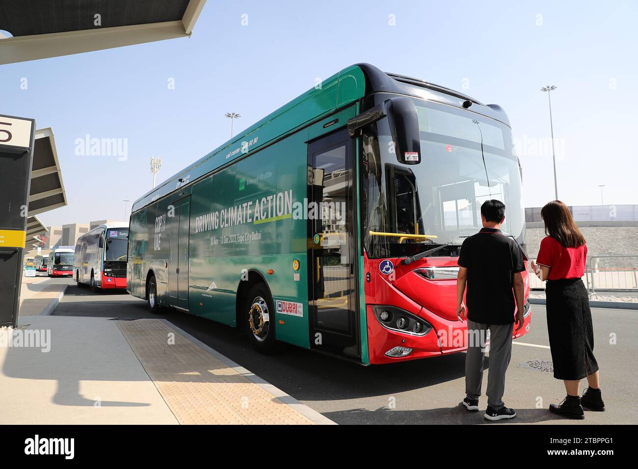 (231208) -- DUBAI, 8. Dezember 2023 (Xinhua) -- Ein Higer-Elektrobus, hergestellt von King Long, einem der führenden chinesischen Bushersteller, dient als internes Shuttle für die UN-Klimakonferenz an einer Haltestelle in Dubai, den Vereinigten Arabischen Emiraten (VAE), 3. Dezember 2023. Die Busse, die für die laufende COP28-Klimakonferenz bestimmt sind, sind mit hellen Farben, hauptsächlich blau oder grün, gestrichen, um das Umweltbewusstsein zu fördern. Einige dieser Busse sind reine Elektrofahrzeuge aus China. Neben Higer, Elektrobusse anderer chinesischer Automobilhersteller Stockfoto