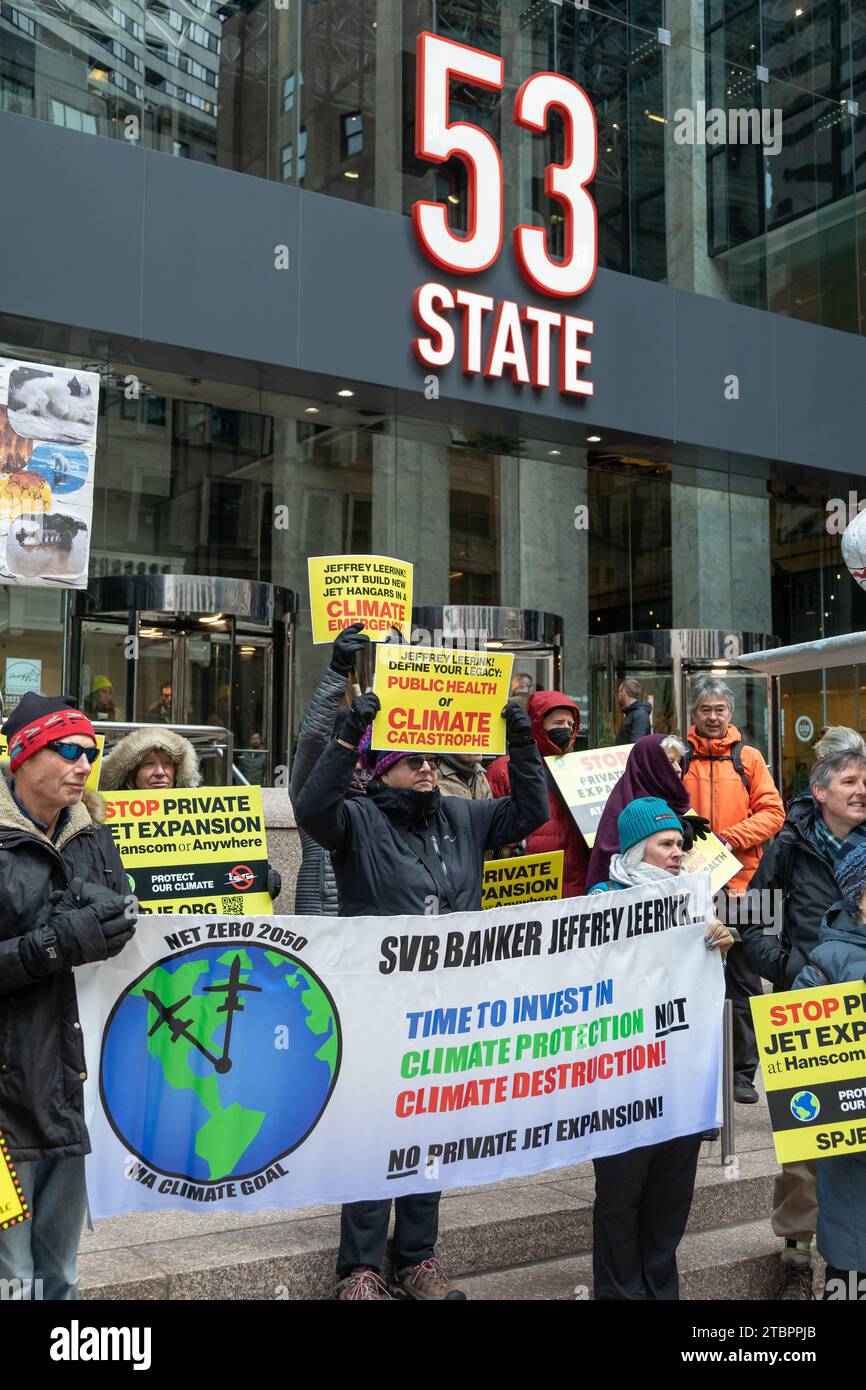 Dezember 2023. Boston, MA. Die Demonstranten treffen sich in 53 Büros der State Street von Jeffrey Leerink, dem wichtigsten Treiber des umstrittenen Private Jet Hangar Expansi Stockfoto