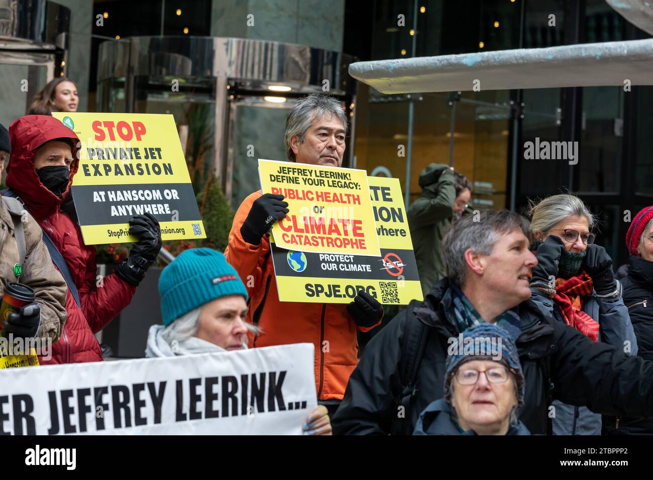 Dezember 2023. Boston, MA. Die Demonstranten treffen sich in 53 Büros der State Street von Jeffrey Leerink, dem wichtigsten Treiber des umstrittenen Private Jet Hangar Expansi Stockfoto